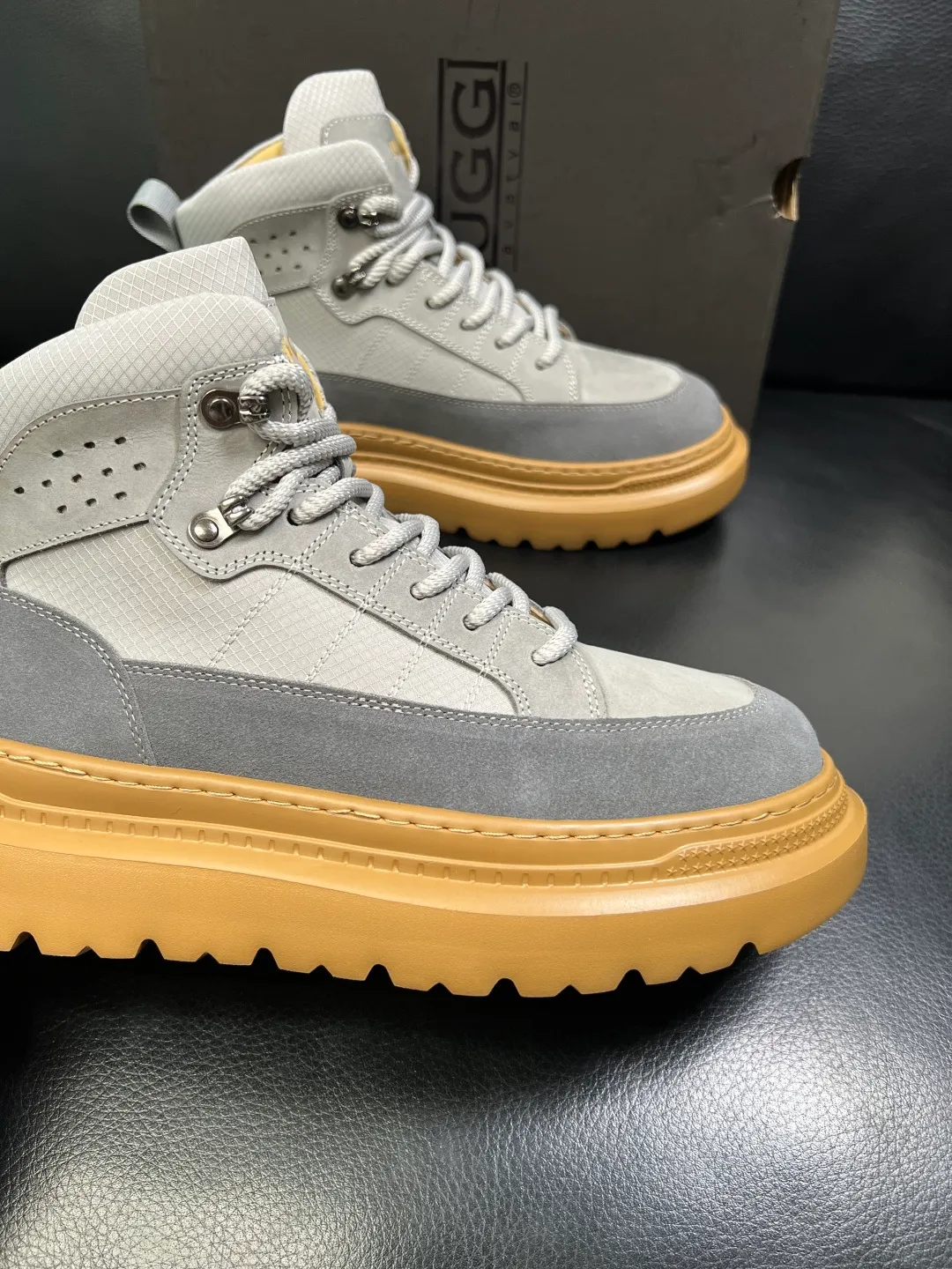 Men's men's shoes 💰740 UGG High-quality top crafts. Original configuration is available at the counter simultaneously. Original cowhide fabric imported from Italy, high-quality splicing technology, fully imported lambswool lining. Sole: Original sole is specially provided by the original factory and is super comfortable. Original factory and single goods are welcome to compare. Size 39-44